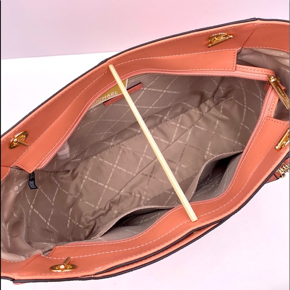 Michael Kors Jet Set Large Color-Block Saffiano Leather Tote Bag - Picture 7 of 12